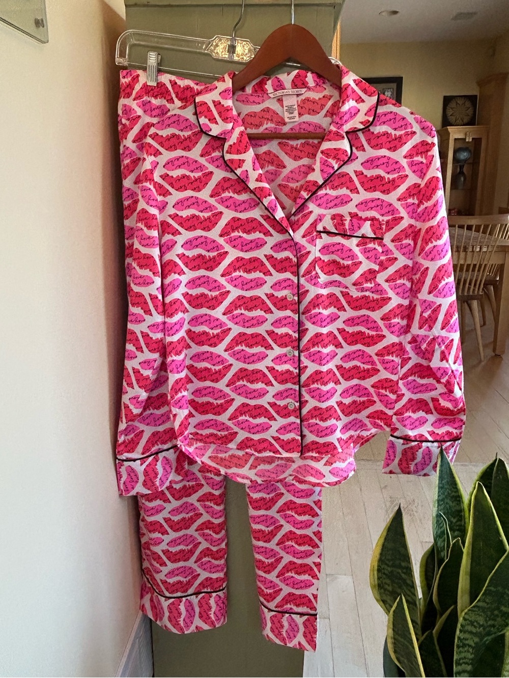 Victoria's Secret Women’s Matching Love Lips Print Silky Pajamas Size XS